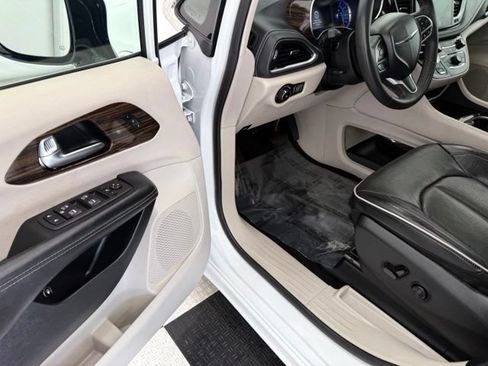Used 2023 Chrysler Pacifica Limited FWD image 35