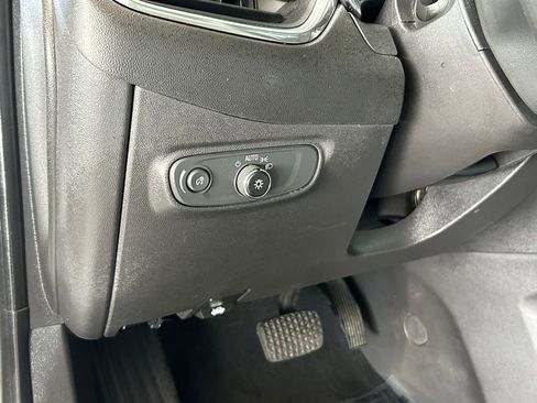 Used 2022 Chevrolet Equinox LS image 38