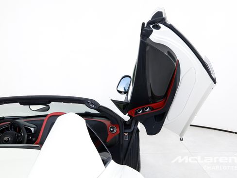 Used 2016 McLaren 650S Spider image 19