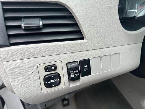 Used 2014 Toyota Sienna XLE image 37