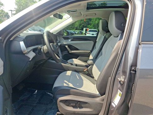 Used 2025 Volkswagen Tiguan SE AWD/4WD image 17