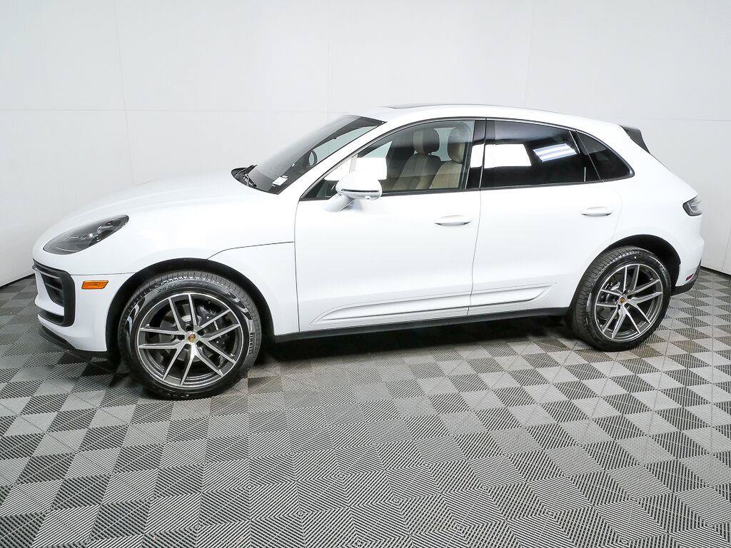 Certified 2026 Porsche Macan AWD/4WD image 2