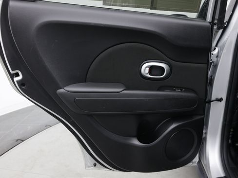 Used 2019 Kia Soul FWD image 28