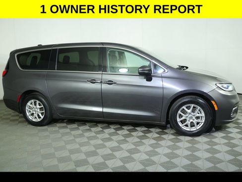 Used 2023 Chrysler Pacifica Touring-L FWD image 2