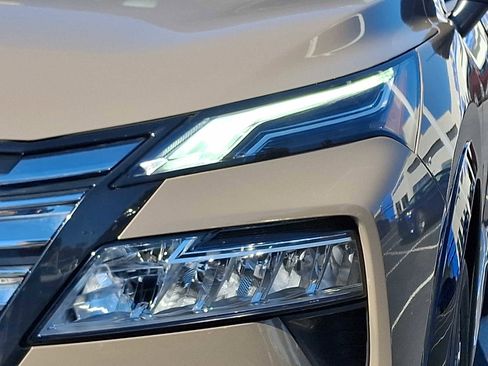 Used 2024 Nissan Rogue Platinum image 9