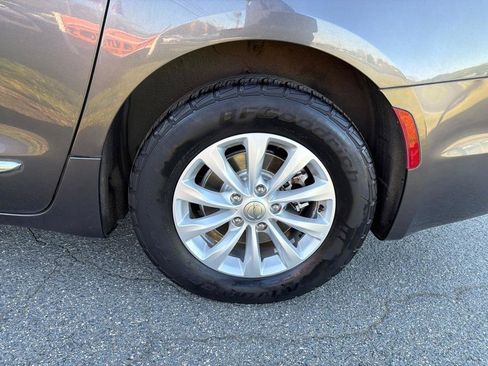 Used 2017 Chrysler Pacifica Touring-L image 34