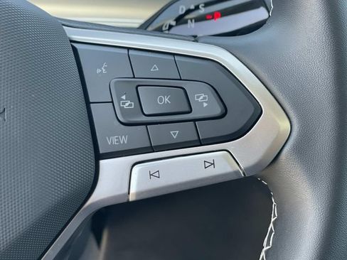 Used 2026 Volkswagen Tiguan SE w/ Panoramic Sunroof Package FWD image 9