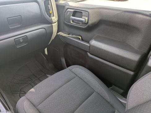 Used 2025 Chevrolet Silverado 1500 Custom image 9