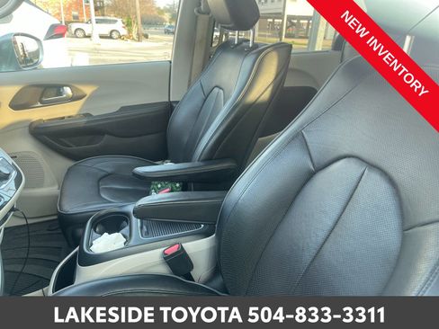 Used 2018 Chrysler Pacifica Limited w/ Tire & Wheel Group image 10