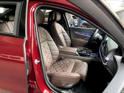 Certified 2025 BMW 740i image 8