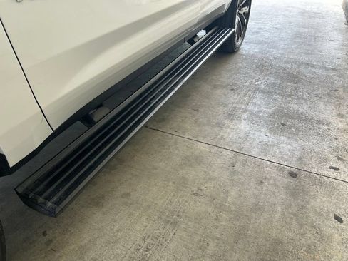 Used 2025 Chevrolet Tahoe High Country AWD/4WD image 18