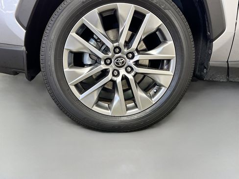 Used 2022 Toyota RAV4 XLE Premium image 14