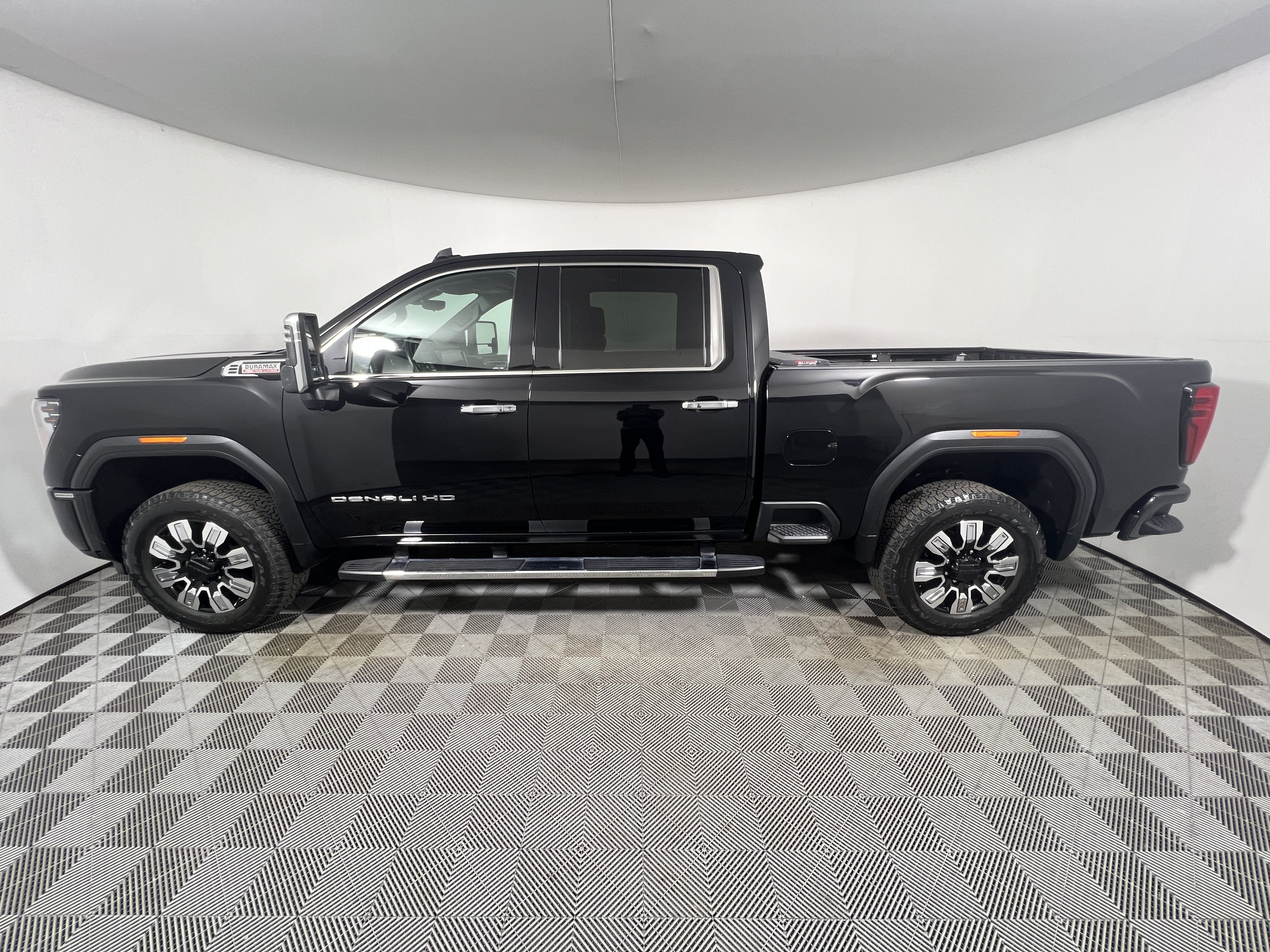 Used 2024 GMC Sierra 2500 Denali w/ Denali Reserve Package AWD/4WD image 2