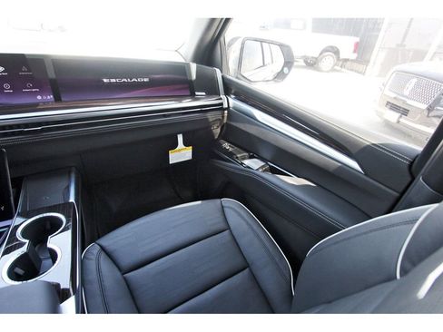 New 2026 Cadillac Escalade Luxury w/ Touring Package AWD/4WD image 10
