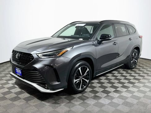 Used 2021 Toyota Highlander XSE AWD/4WD image 3