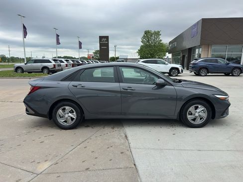 New 2026 Hyundai Elantra SE FWD image 2