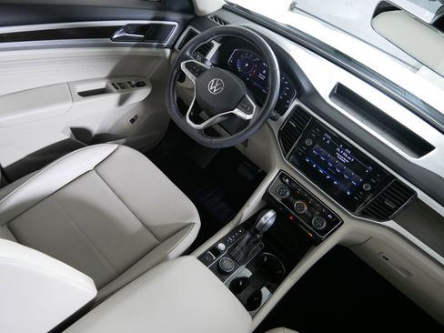 Used 2023 Volkswagen Atlas SE w/ Panoramic Sunroof Package image 9