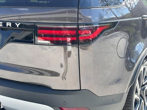 Used 2025 Land Rover Discovery S image 12