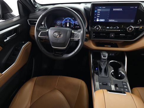 Used 2024 Toyota Highlander Platinum image 18