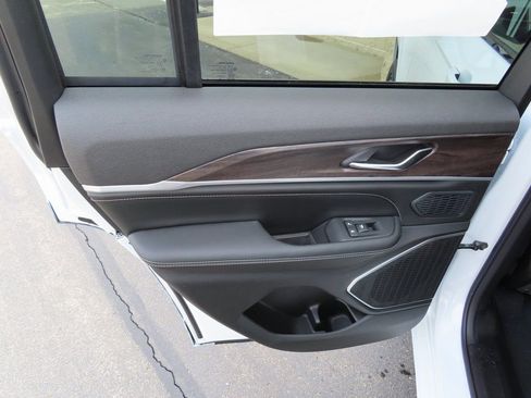 New 2026 Jeep Grand Cherokee Limited image 24