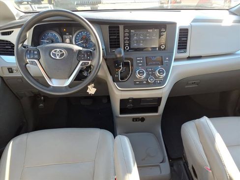 Used 2020 Toyota Sienna L image 9
