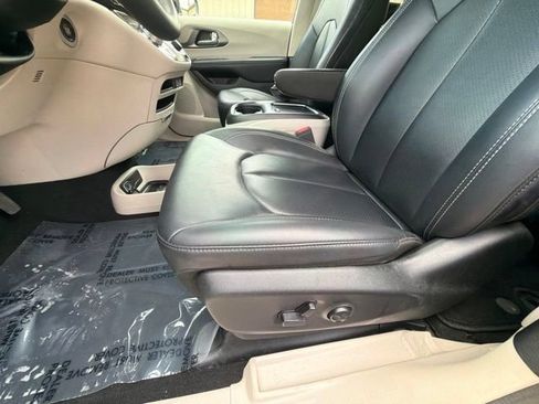 Used 2024 Chrysler Pacifica Touring-L FWD image 16