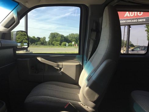 Used 2017 Chevrolet Express 2500 LT w/ LT Preferred Equipment Group RWD image 15