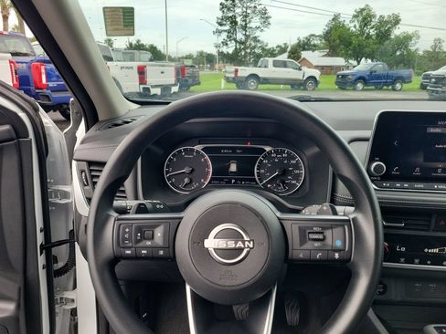 Used 2024 Nissan Rogue SV AWD/4WD image 19