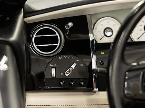 Used 2017 Rolls-Royce Dawn RWD image 32
