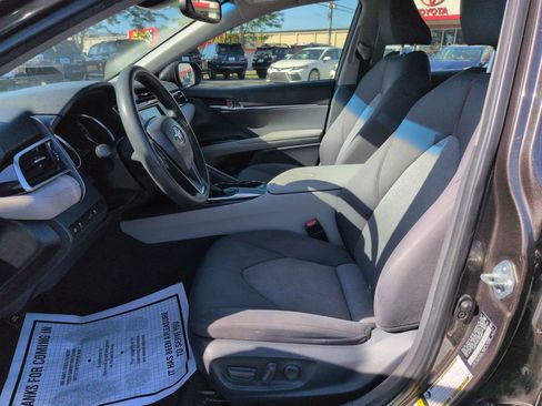 Used 2018 Toyota Camry LE w/ Moonroof Package FWD image 9