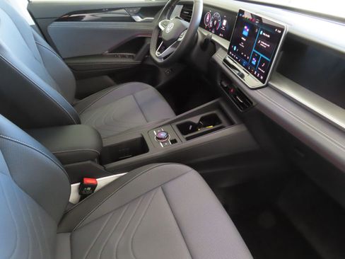 New 2026 Volkswagen Tiguan SE image 27