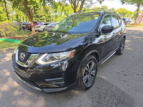 Used 2019 Nissan Rogue SV w/ Premium Package FWD image 4