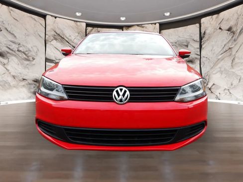 Used 2011 Volkswagen Jetta SE FWD image 2