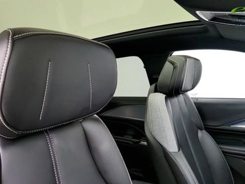 Used 2024 Cadillac Lyriq Tech RWD image 38