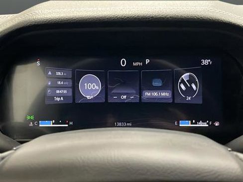 Used 2024 Jeep Grand Cherokee Limited w/ Luxury Tech Group II image 17