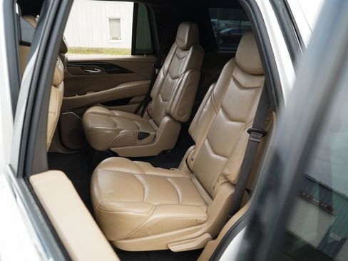 Used 2019 Cadillac Escalade Platinum image 32