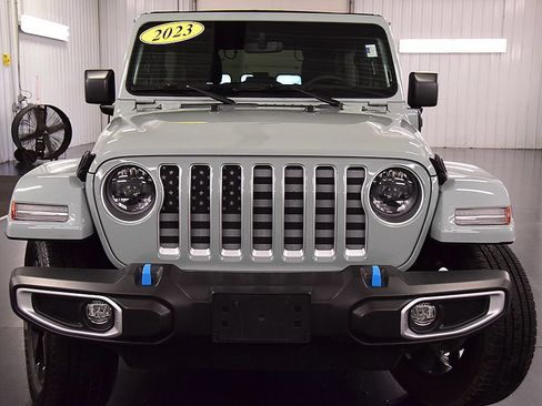 Used 2023 Jeep Wrangler Unlimited Sahara w/ Cold Weather Group AWD/4WD image 2