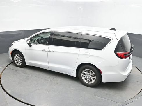 Used 2023 Chrysler Pacifica Touring-L FWD image 19