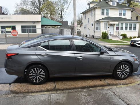 Used 2025 Nissan Altima 2.5 SV FWD image 5