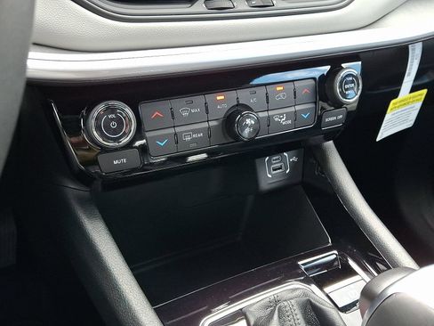 New 2026 Jeep Compass Limited w/ Mopar Graphics Package AWD/4WD image 11