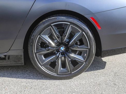 Used 2025 BMW i7 xDrive60 w/ Premium Package AWD/4WD image 8