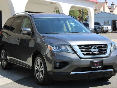 Used 2019 Nissan Pathfinder SL image 2