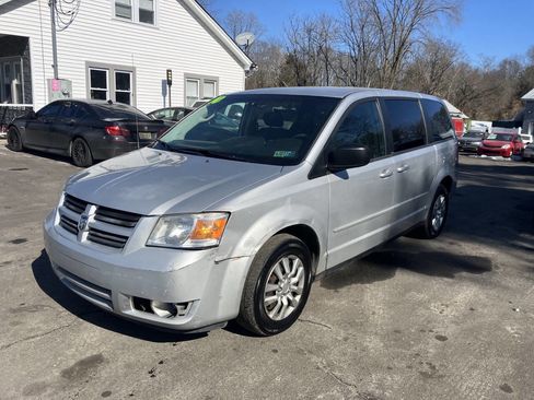 Used 2010 Dodge Grand Caravan SE image 3
