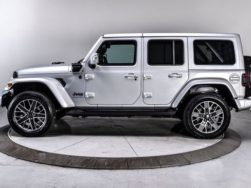 Used 2023 Jeep Wrangler Unlimited Sahara AWD/4WD image 3