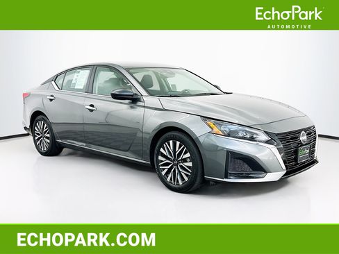 Used 2025 Nissan Altima 2.5 SV FWD image 1