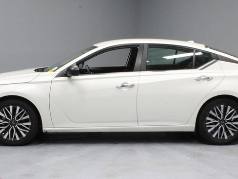 Certified 2024 Nissan Altima 2.5 SV FWD image 8
