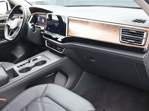 Used 2024 Volkswagen Atlas SE image 35