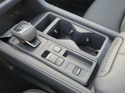 Used 2025 Nissan Pathfinder S image 14