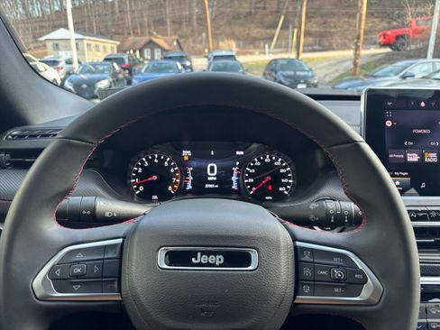 Used 2025 Jeep Compass Trailhawk image 30