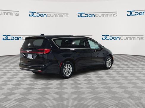 Used 2024 Chrysler Pacifica Touring-L FWD image 8